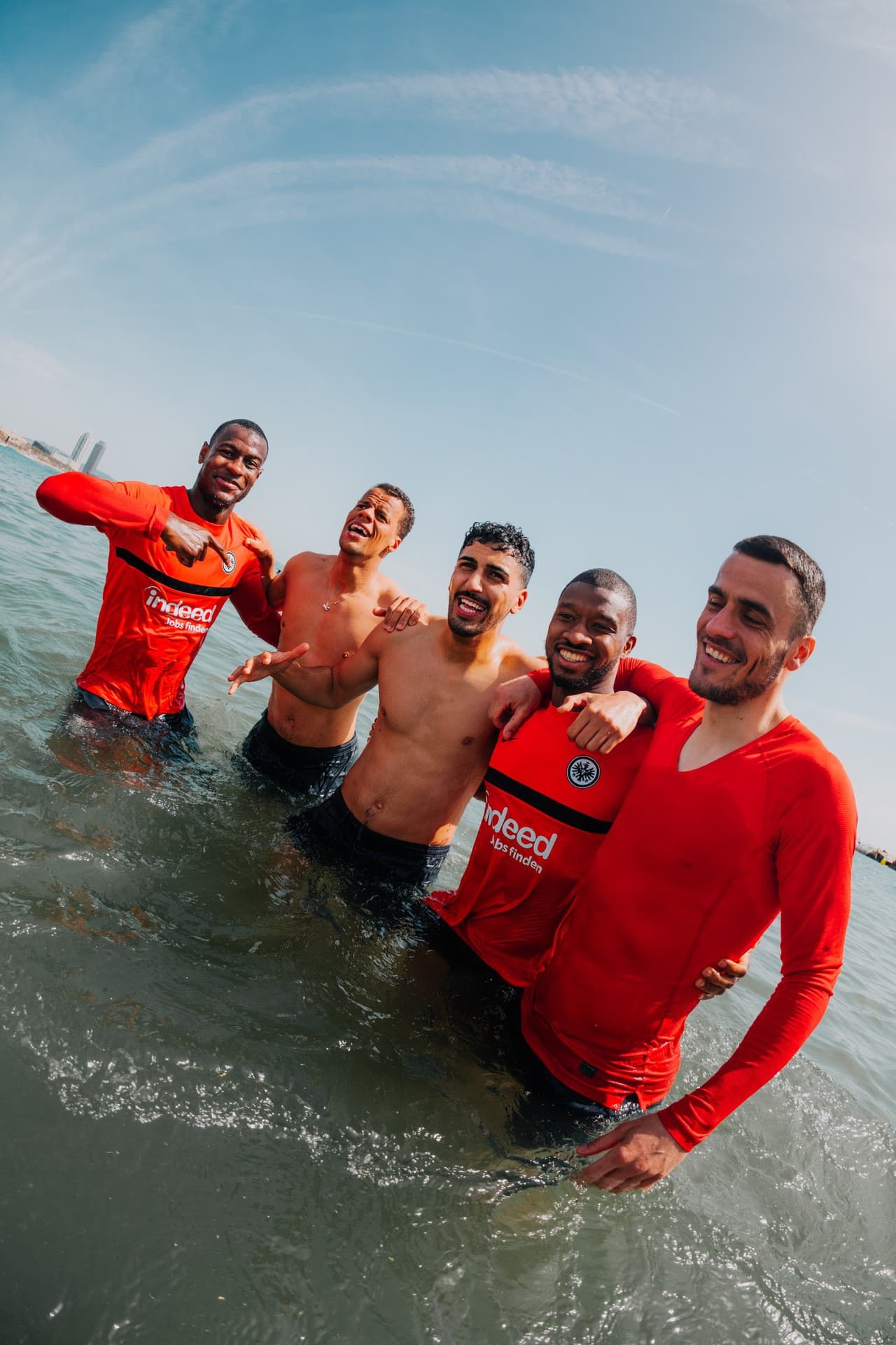 El Frankfurt celebró en la playa de la Barceloneta el triunfo histórico en el Camp Nou para eliminar al Barça de la Europa League.