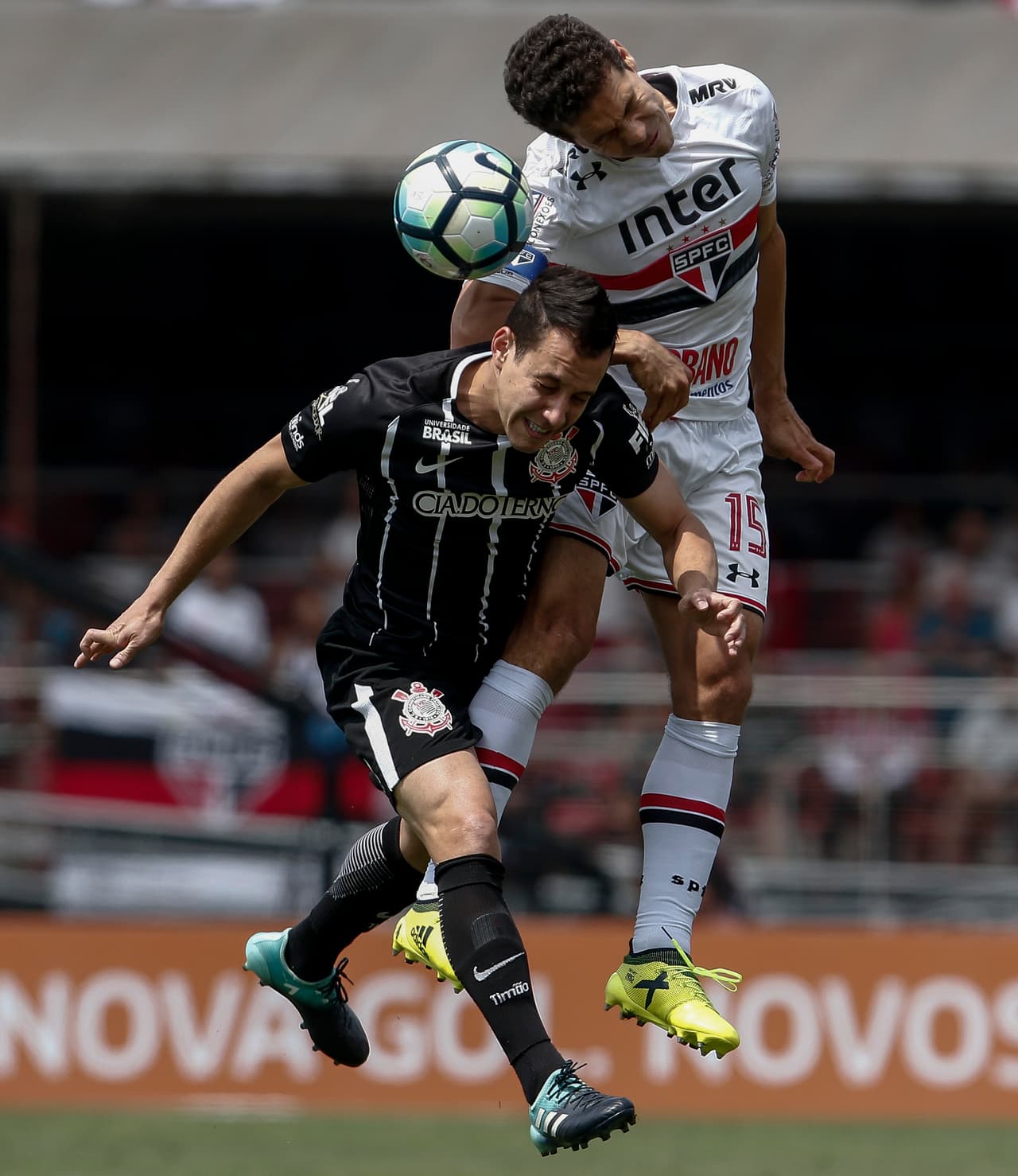<b>Corinthians vs. Sao Paulo</b>: el clásico del fútbol brasileño que divide a Sao Paulo en dos. Dos de los equipos más populares en Brasil que, reúnen la mayoría de los torcedores en Brasil. Corinthians ha ganado 132 partidos, Sao Paulo 120 y 101 veces han empatado. Corinthians tiene siete títulos de Liga, mientras que Sao Paulo ha logrado seis.