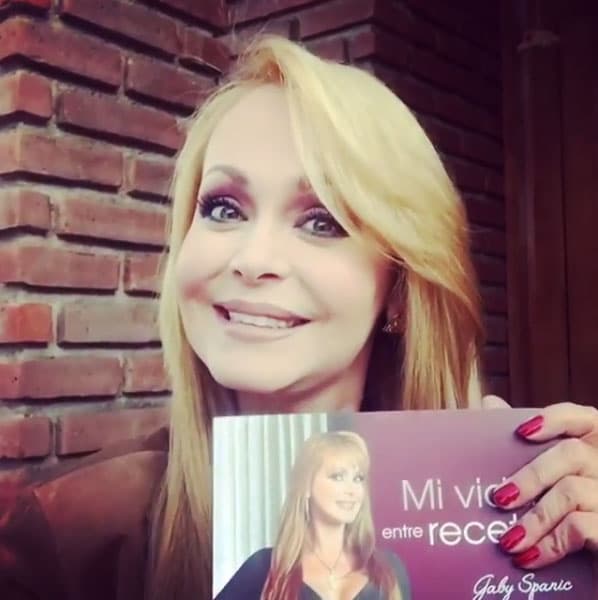 Además, en 2016 debutó como escritora, presentó su primer libro 'Mi vida entre recetas', donde relata anécdotas que están relacionadas con la cocina, actividad que le apasiona.