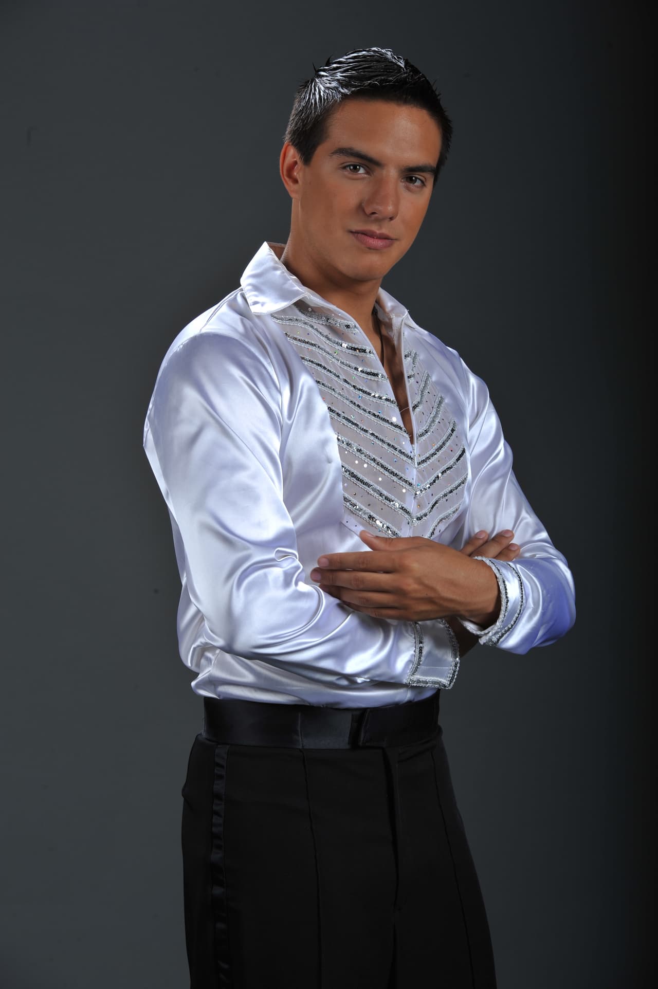 En la primera temporada de Mira Quién Baila en 2010, Vadhir Derbez asumió el reto tomando en cuenta que era el participante más joven de la competencia.