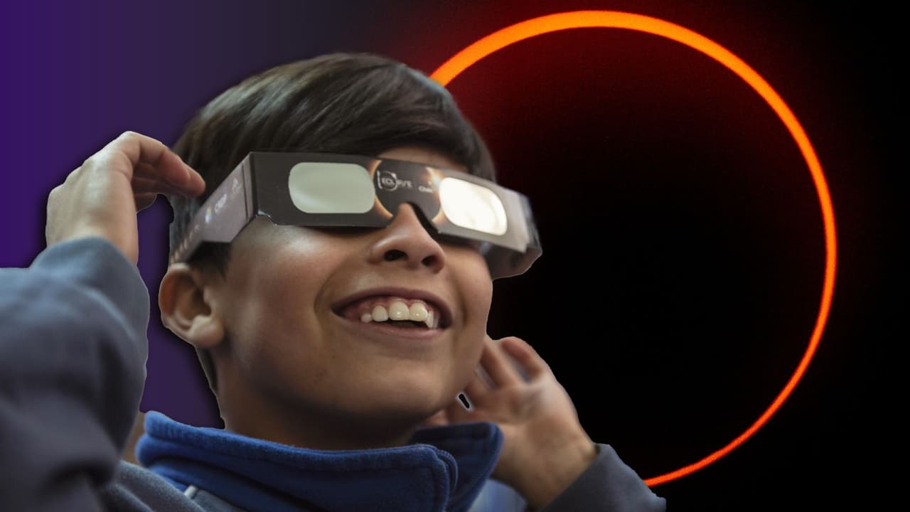 <b>Consejos importantes: </b>
<br>Para obtener una imagen más clara, 
<b>puedes hacer el agujero más pequeño</b>. Sin embargo, un agujero demasiado pequeño puede oscurecer la imagen. 
<br>Es crucial 
<b>no mirar directamente al sol durante el eclipse</b>. La "caja oscura" te permite observarlo de forma segura. 
<br>Recuerda que 
<b><a href="https://www.univision.com/local/dallas-kuvn/eclipse-total-solar-trayectoria-ciudades-visible-totalidad" target="_blank">el eclipse solar es un evento natural impresionante</a></b>
<a href="https://www.univision.com/local/dallas-kuvn/eclipse-total-solar-trayectoria-ciudades-visible-totalidad" target="_blank"> </a>y la "caja oscura" es una herramienta segura y divertida para observarlo.