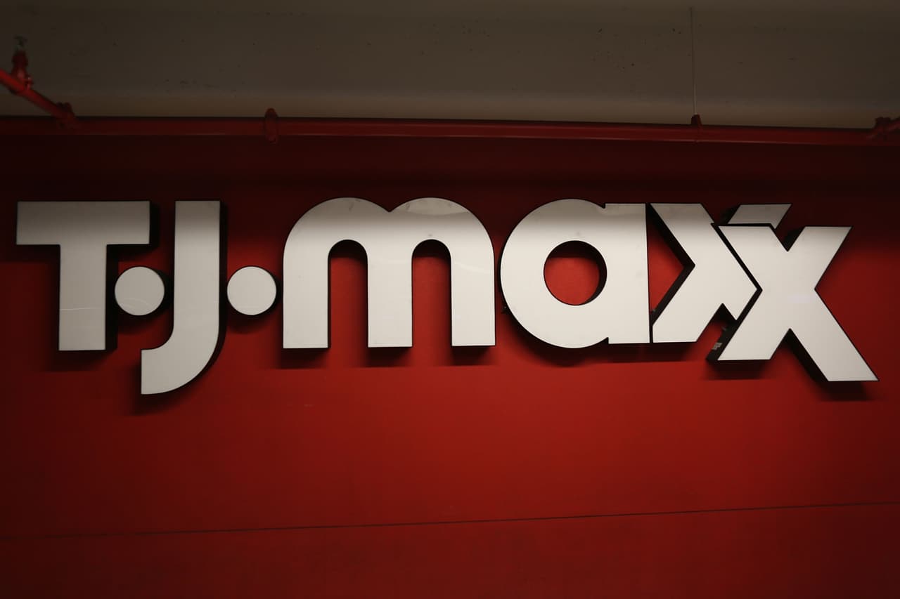Entre las nuevas medidas en tiempos de coronavirus, TJX pide que los clientes utilicen una mascarilla o un tapabocas para realizar sus compras, además recomiendan mantener una distancia de al menos 6 pies entre cada individuo.