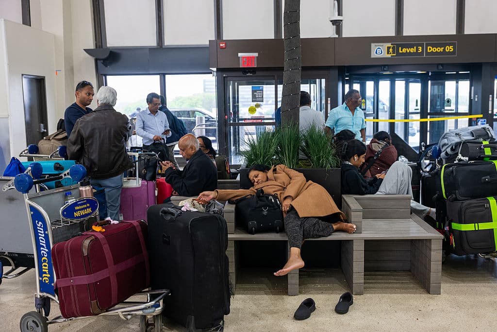 La Administración Federal de Aviación (FAA) advirtió sobre posibles demoras en las operaciones del Aeropuerto Internacional Newark Liberty. La agencia señala que su sistema anticuado de control de tráfico aéreo está afectando a su fuerza laboral y las operaciones aeroportuarias.