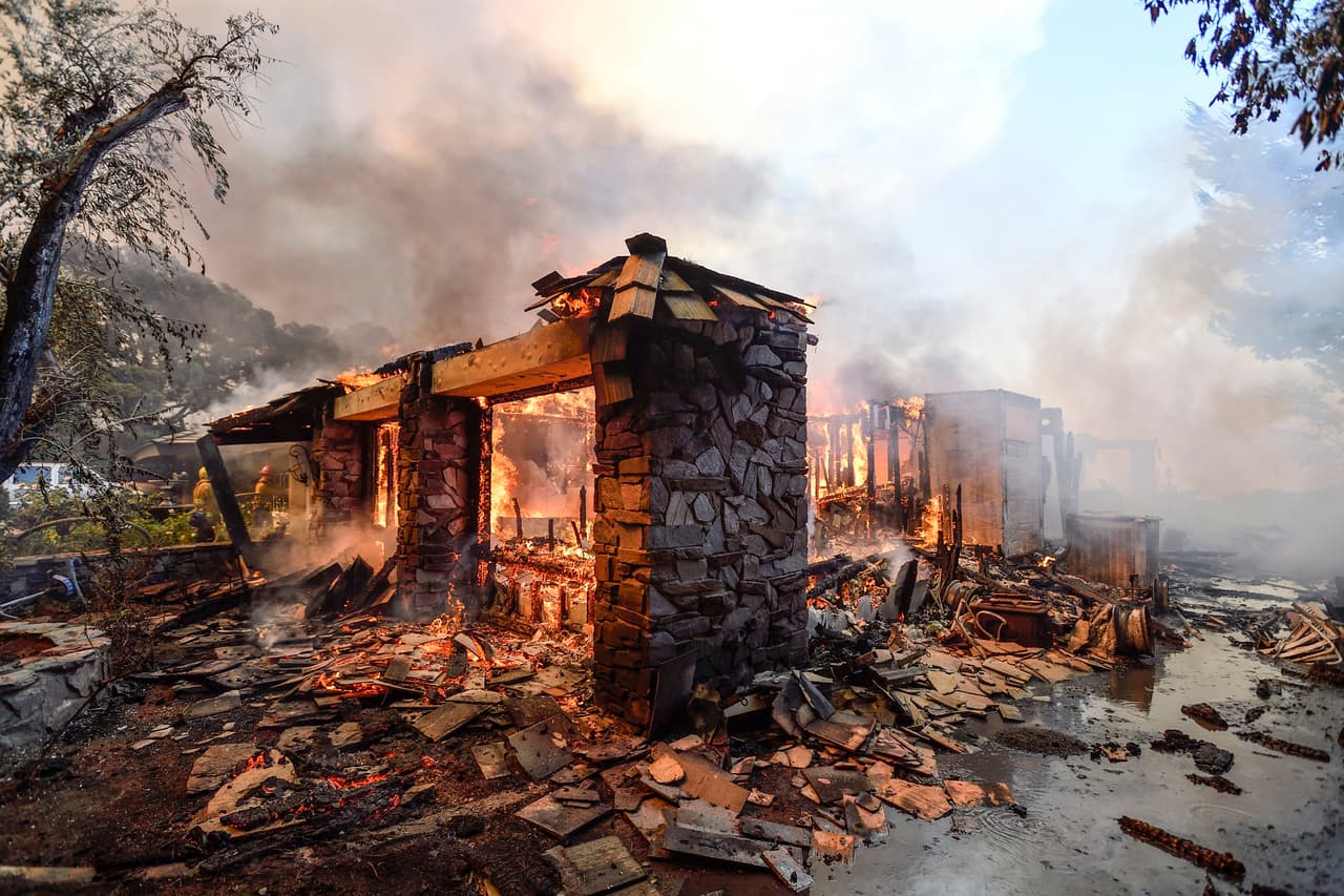 El ‘Canyon Fire 2’ ha destruido 7,500 acres de terreno, se reportó este martes.