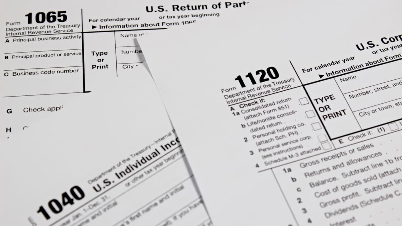 <h3 class="cms-H3-H3">Mensajes que deben hacerte parar en seco</h3> 👉🏻 
<b>Un texto</b> que diga “Texas income tax refund approved”. 
<br>👉🏻 
<b>Un correo</b> que se identifique como el IRS y pida verificar tu identidad con un enlace. 
<br>👉🏻 
<b>Una llamada</b> que amenace con arresto, multas inmediatas o bloqueo de cuentas. 
<br>Según el IRS, ese tono intimidante es típico de fraudes, 
<b>la agencia no usa amenazas para cobrar impuestos.</b>