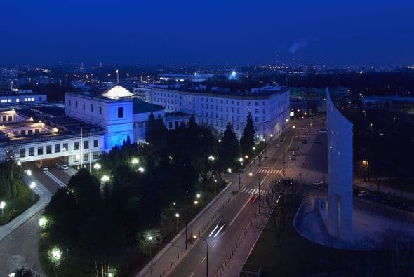 El presidente también animó a aprender más sobre el autismo y brindar apoyo a sus familias. En la imagen, el Parlamento de Polonia.