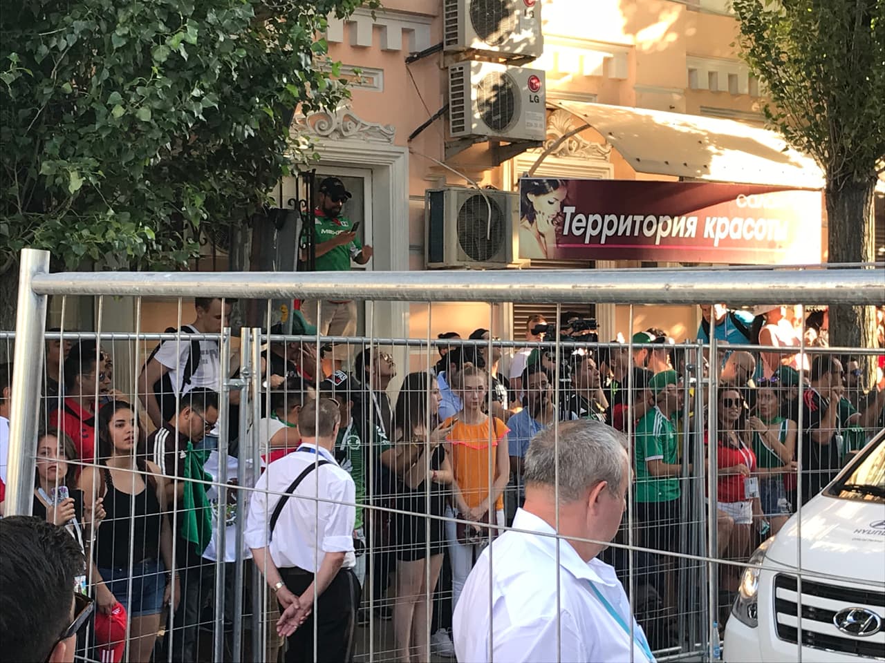 Aquí los aficionados nacionales esperando ansiosos la llegada de los jugadores a su hotel de concentración, aunque se para verlos a lo lejos y desearles buena suerte para este sábado.