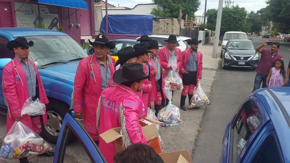 Dias antes del accidente, los músicos de Villa Corona llevaron víveres a un centro de acopio para los damnificados del terremoto del 19 de septiembre.