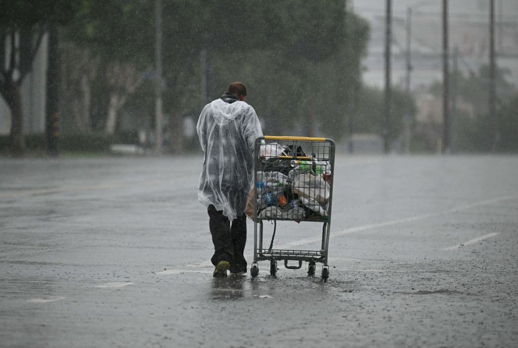 En 
<b>el centro de Los Ángeles</b>, un indigente recogió sus pertenencias y buscó otro lugar donde poder pasar la tormenta tropical Hilary.
