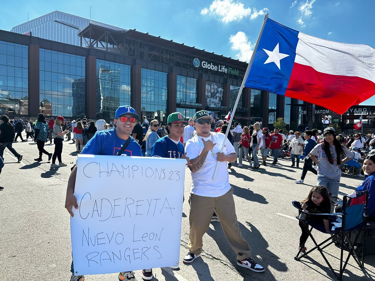 Desde Cadereyta Jiménez, en Nuevo León, México aficionados llegan a celebrar a los Texas Rangers.