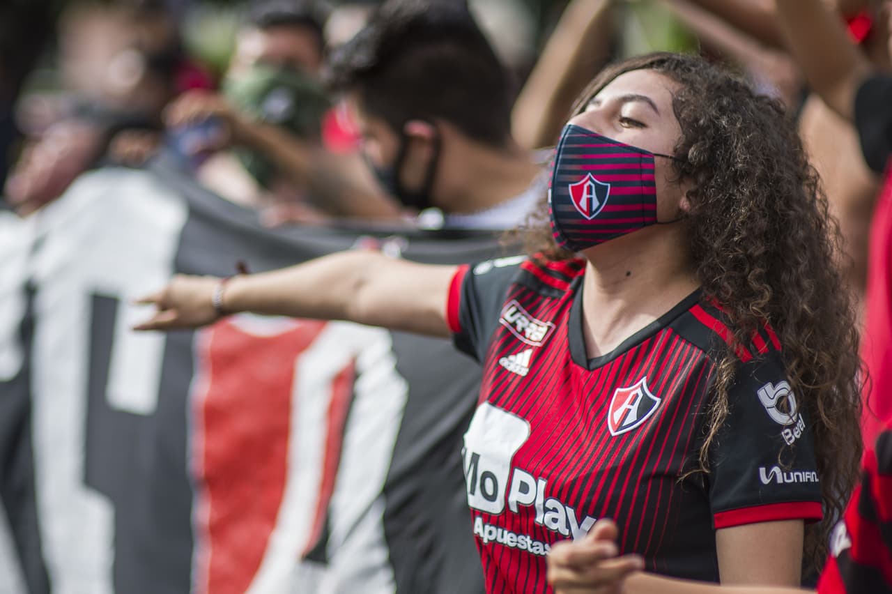 Aficionada del Atlas afuera del Estadio Jalisco