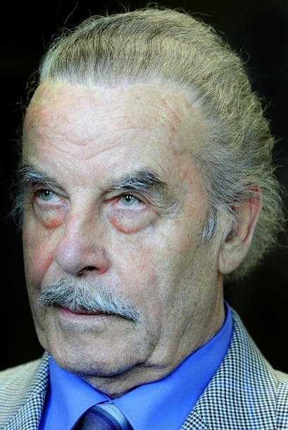 JOSEF FRITZL.- El caso de este personaje provocó repudio mundial. El electricista de 74 años de edad violó a su hija en numerosas ocasiones además de secuestrarla en el sótano de su casa por 24 años. Durante el cuativerio de Elizabeth, ella tuvo 7 hijos de su propio padre. Todo sucedió en Austria.
