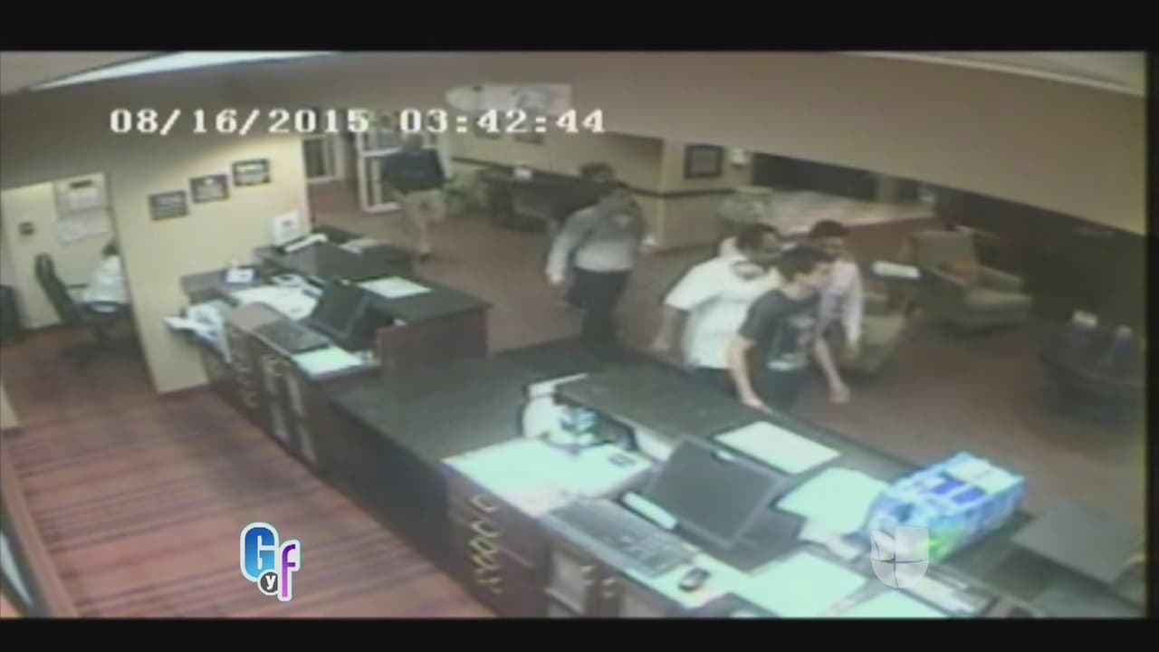 Los dos recorren el lobby del hotel por el pasillo hasta los elevadores.