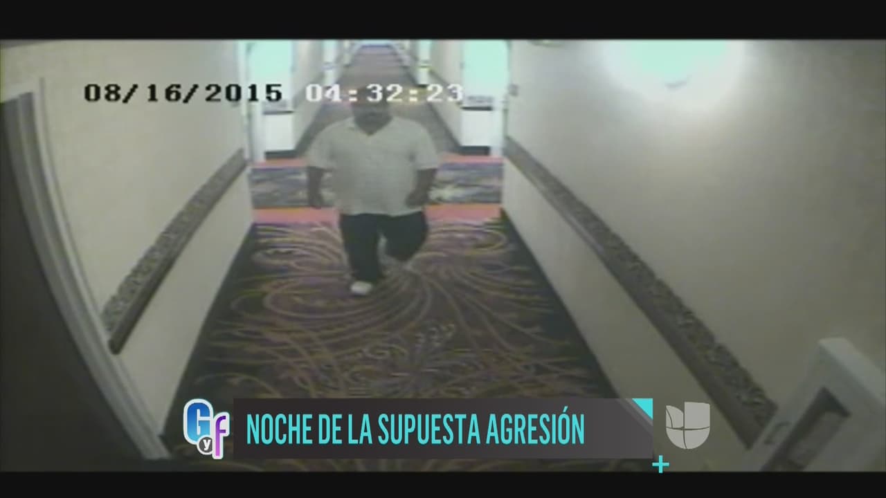 Tras pasar poco más de una hora, salen dos personas de la habitación y uno de ellos es José Andrade, quien no parece asustado, ni como si estuviera escapando, tal como él señaló en su declaración.