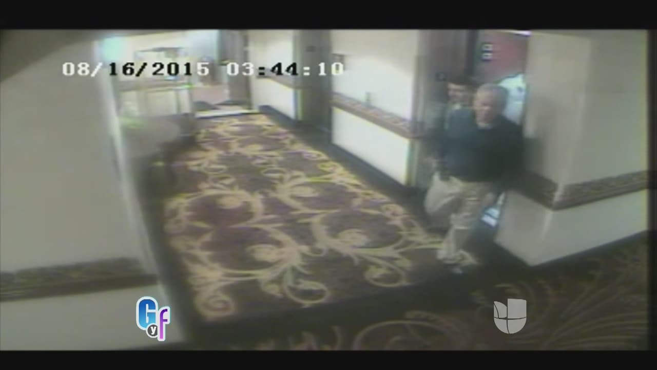 El grupo de personas ingresa y sale del elevador.