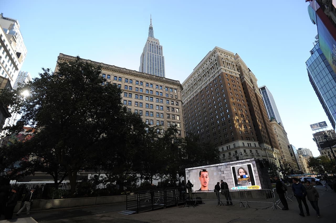 ¿Por qué no te sientes parte de los Estados Unidos? Varios inmigrantes, de distintas partes del mundo, comparten su testimonio en el proyecto #BeyondThe Wall.