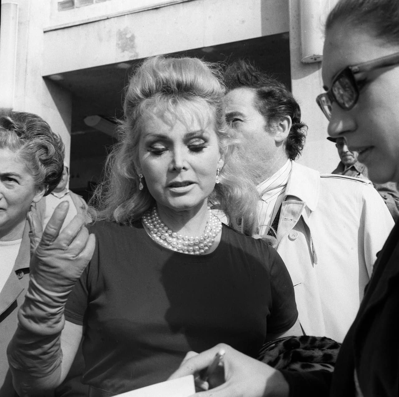 Una foto de archivo fechada el 10 de octubre de 1968 muestra a la actriz estadounidense Zsa Zsa Gabor hablando mientras es entrevistada por el periodista Erzsebet Sebes en Budapest, Hungría.