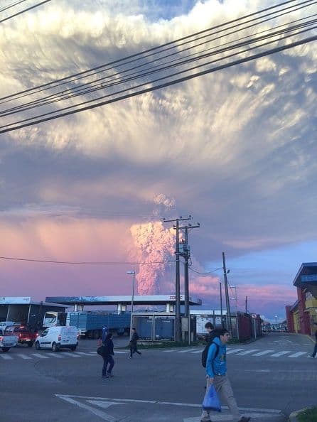 Se encuentra a unos 30 kilómetros de importantes zonas pobladas, con ciudades como Ensenada, Puerto Varas y Puerto Montt.