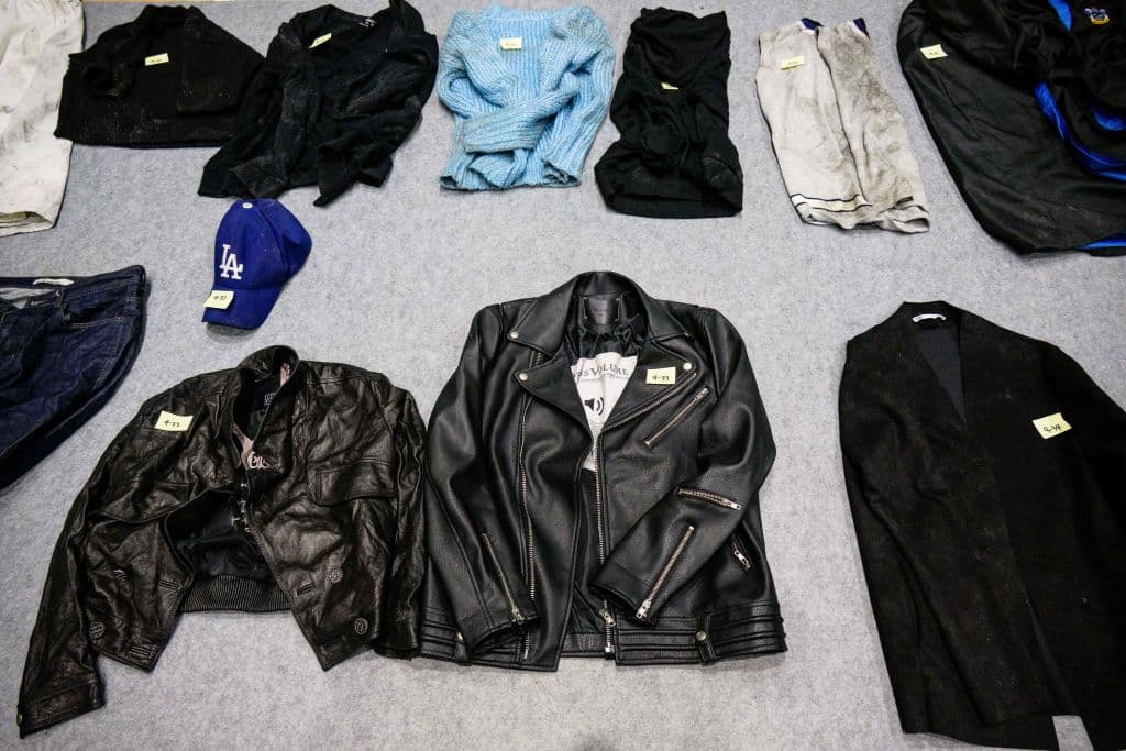 La policía ha colocado alrededor de 260 prendas de vestir en el gimnasio, incluidos trozos de disfraces de Halloween. Muchos artículos están arrugados, cubiertos de suciedad o salpicados de sangre seca.