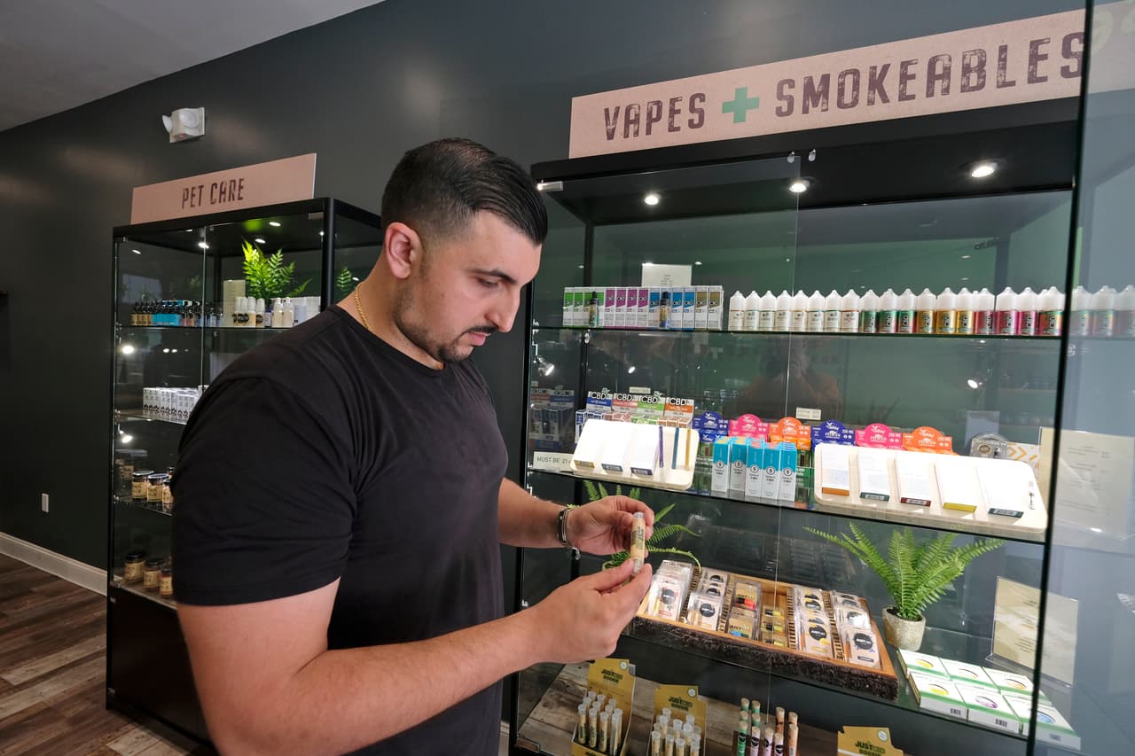 La marihuana es ilegal bajo la ley federal. La mayoría de los estados que han legalizado su consumo permiten la venta de alimentos con infusiones de sus componentes. En esta foto de marzo de este año, Gus Dabais en su tienda Sidewalk Wellness en San Francisco.