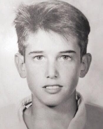 Después de terminar de estudiar en el Centro de Educación Artística (CEA) de Televisa, el joven Gabriel Soto probaría suerte en el mundo de la música.