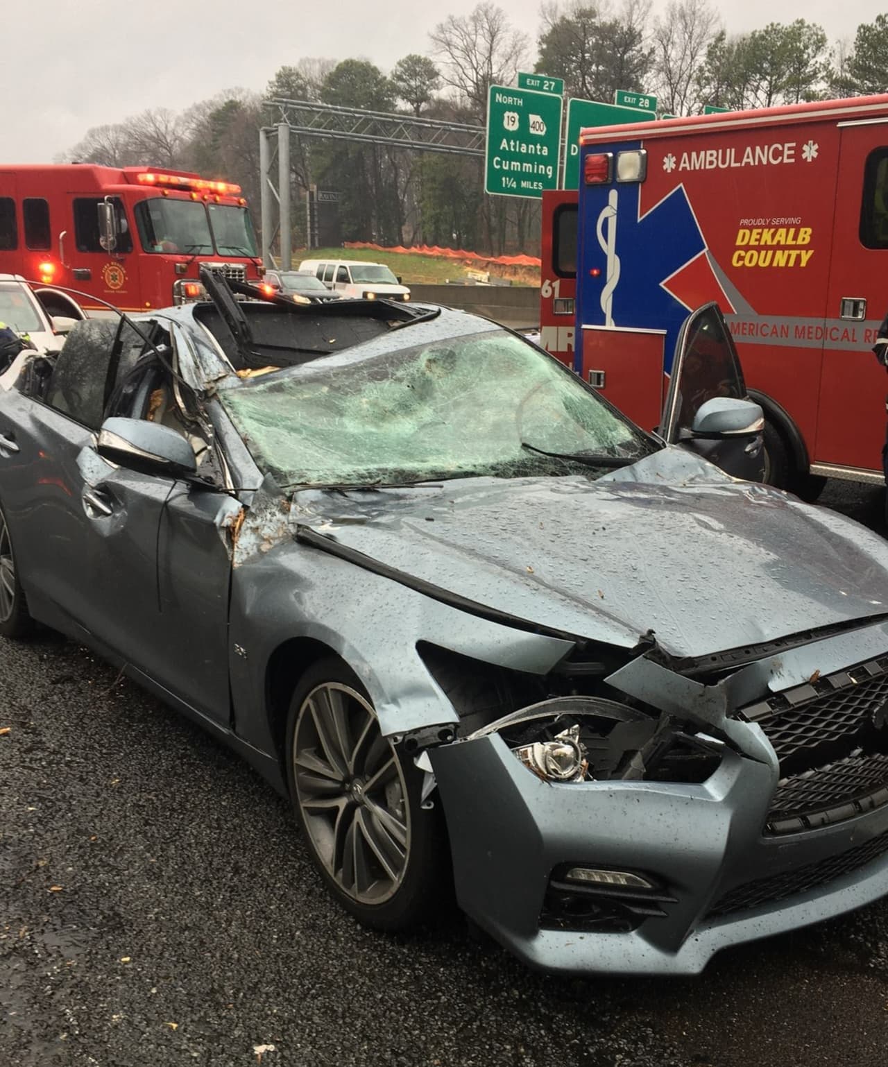Un conductor resultó con heridas leves este jueves luego de que el auto en el que viajaba fue aplastado por un árbol que le cayó encima mientras viajaba por la carretera interestatal 285.