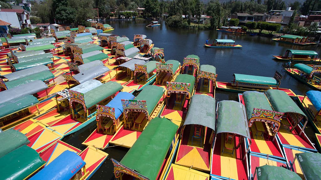 De por sí durante el día la "Isla de las muñecas" es bastante tenebrosa, imagina cómo es de noche, cuando se dice que se sienten más las presencias sobrenaturales. Tanto es el morbo que ha despertado este cuento, que ya se ha filmado una película al respecto.