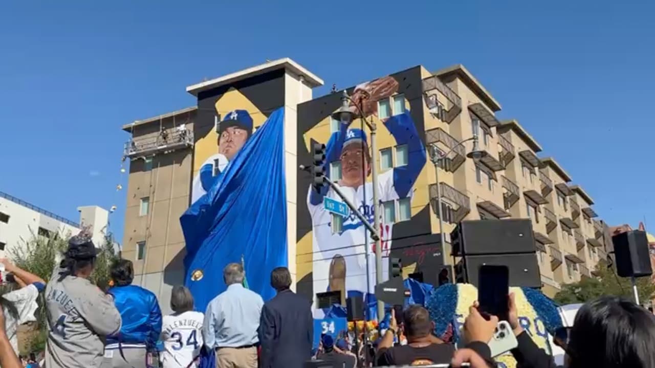 El mural fue revelado en un evento donde 
<b>cientos de fanáticos se reunieron en Boyle Heights</b> para honrar a Valenzuela. El muralista Robert Vargas comenzó a trabajar en un nuevo tercer panel, y la obra se destacó como un homenaje a Valenzuela, quien continúa siendo un emblema de perseverancia, humildad y orgullo cultural para muchos.