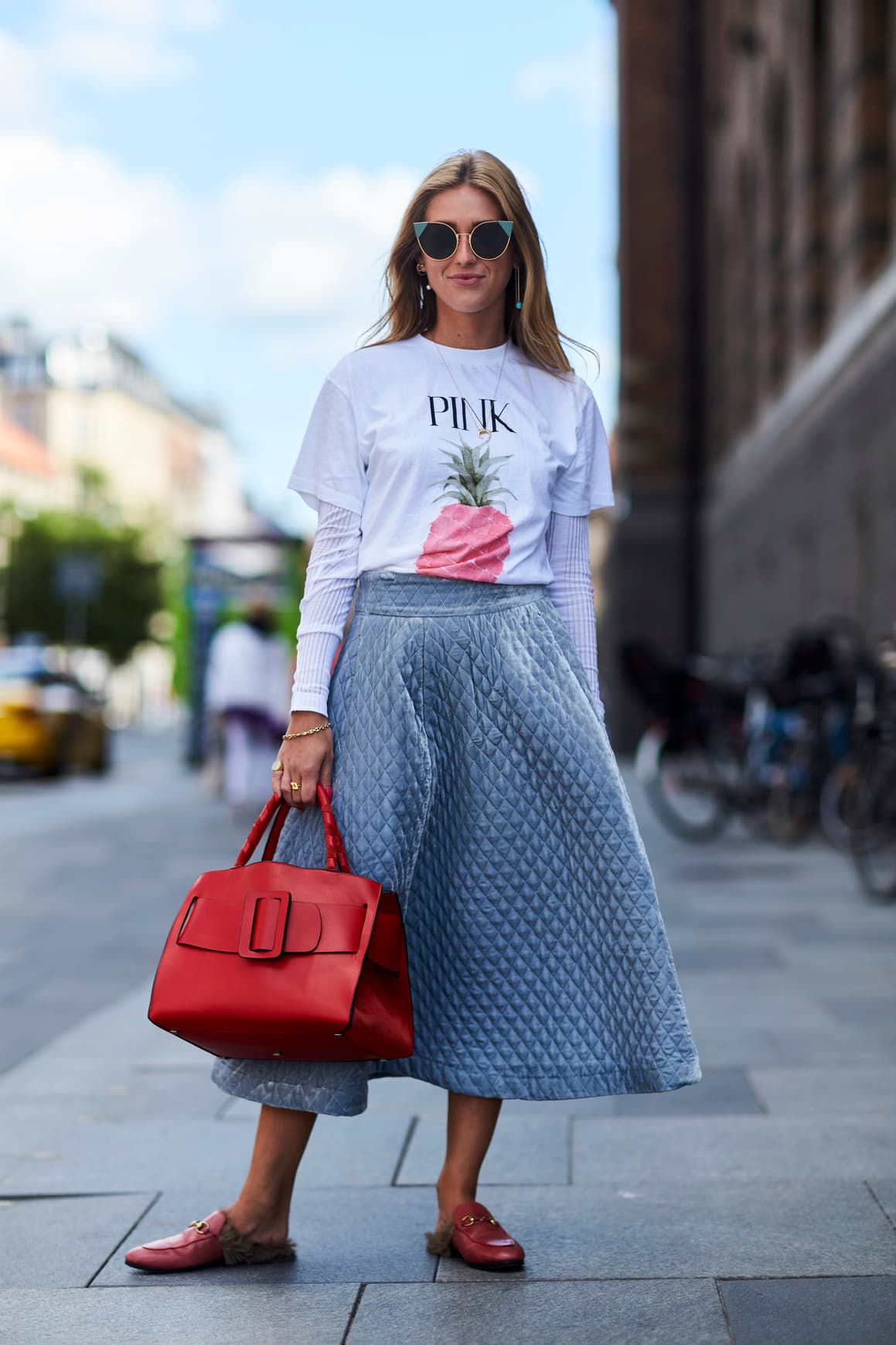 <b>Buzos con camisetas:</b> Si tienes el clóset lleno de camisetas de manga corta que resultaban ideales para el verano, esta es una buena manera de llevarlas, ponles un sueter de manga larga debajo, puede ser del mismo color o de uno contrastante. Busca además poner acentos de color si las piezas son de colores muy otoñales como el gris o el blanco.