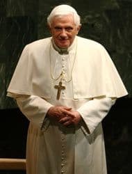 NOVIEMBRE DE 2010: Visitó en España Santiago de Compostela y Barcelona, con motivo del Año Santo Compostelano y para consagrar el templo barcelonés de la Sagrada Familia, respectivamente.