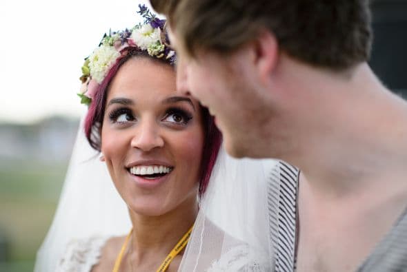 La novia usó como tocado una corona de flores naturales sencilla, muy en el estilo de los festivales musicales.