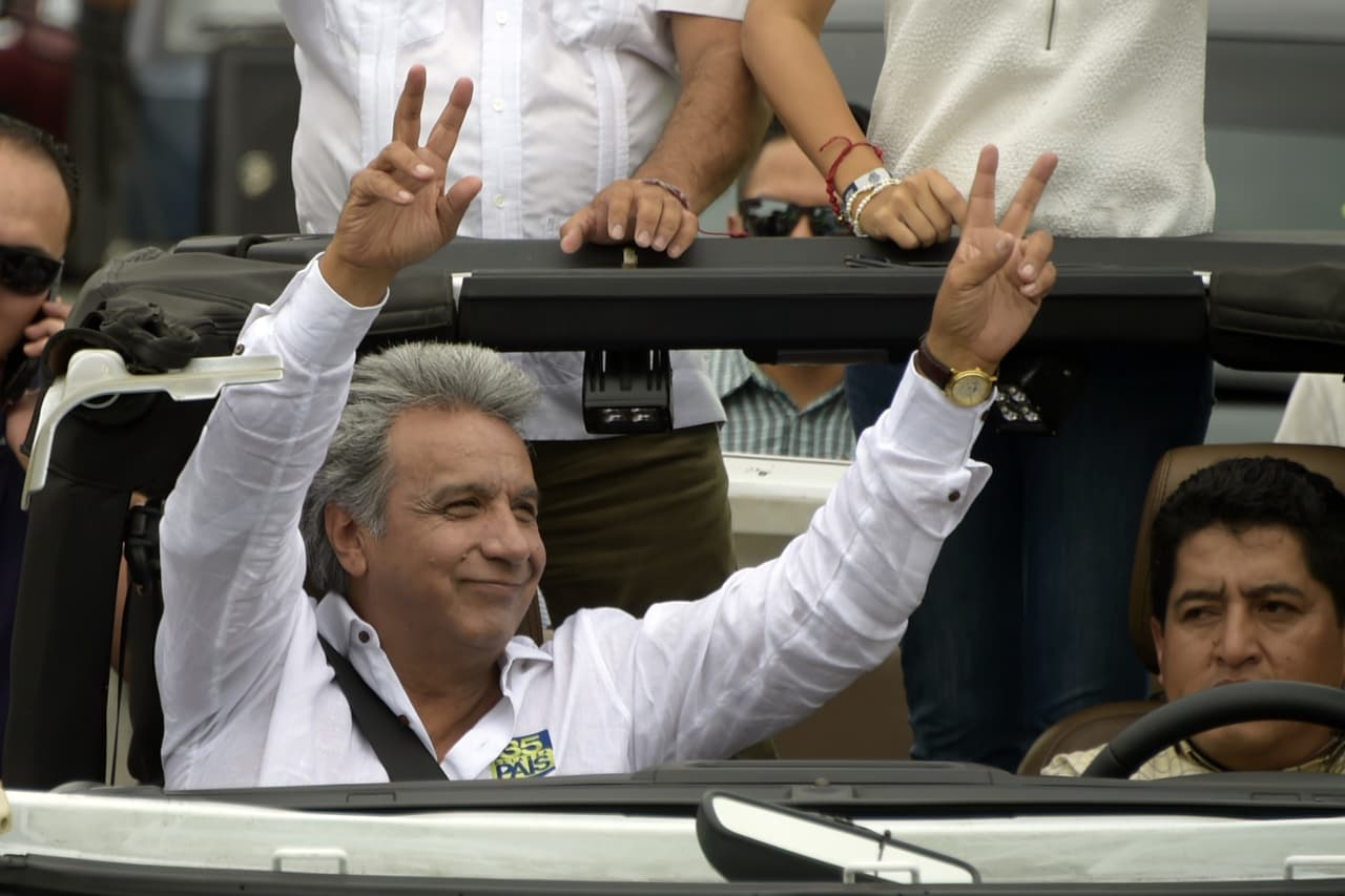 El candidato oficialista Lenín Moreno es licenciado en Administración Pública. Está casado con Rocío González y tiene tres hijas: Irina, Cristina y Carina. Fue Vicepresidente de la República con Rafael Correa durante seis años, desde el 2007 hasta el 2013.