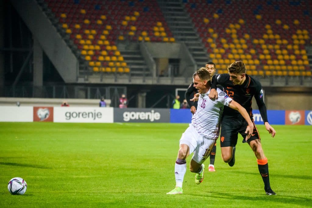 Davy Klaassen fue el hombre que se puso la capa de héroe y marcó el único tanto de todo el partido para darle la victoria a Holanda 0-1 sobre Letonia.