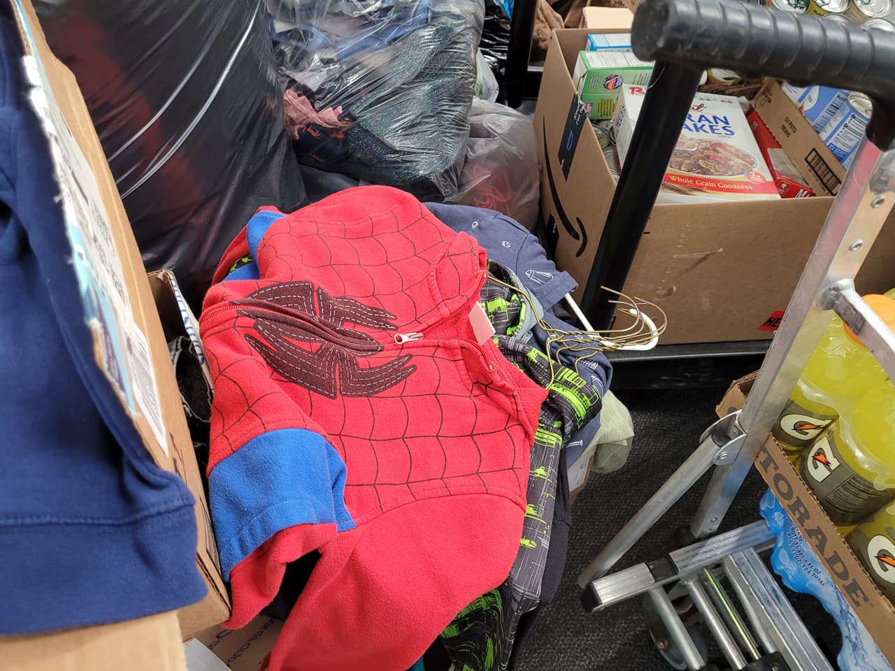 Otros artículos que se aceptaron son almohadas, cobijas, papel de baño y guantes para los trabajadores.