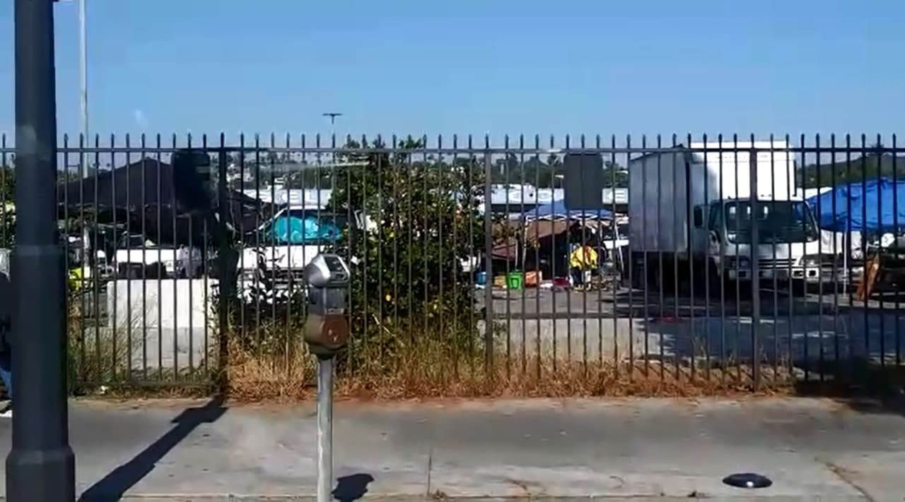 "El swapmeet que usualmente está súper lleno no había nadie" dijo Evelyn Palma al compartir una instantánea de la asistencia en el popular mercado de segunda al sur de la calle Alameda y la Vernon en el centro de Los Ángeles.