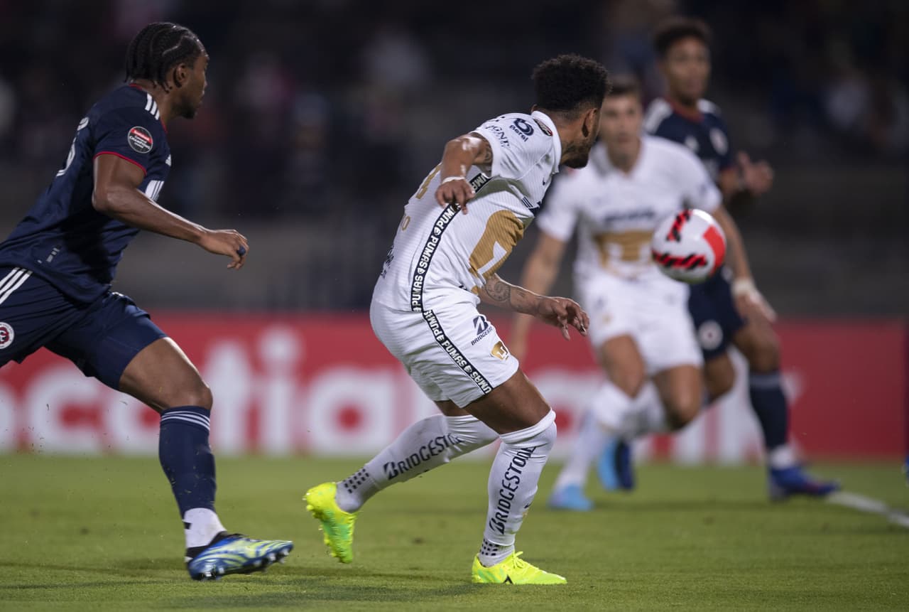Finalmente al 33', la dupla Rogerio-Juan Dinenno rindió frutos cuando el brasileño se anticipó a un centro para asistir al argentino, quien metió el balón con la pierna para el 1-0.