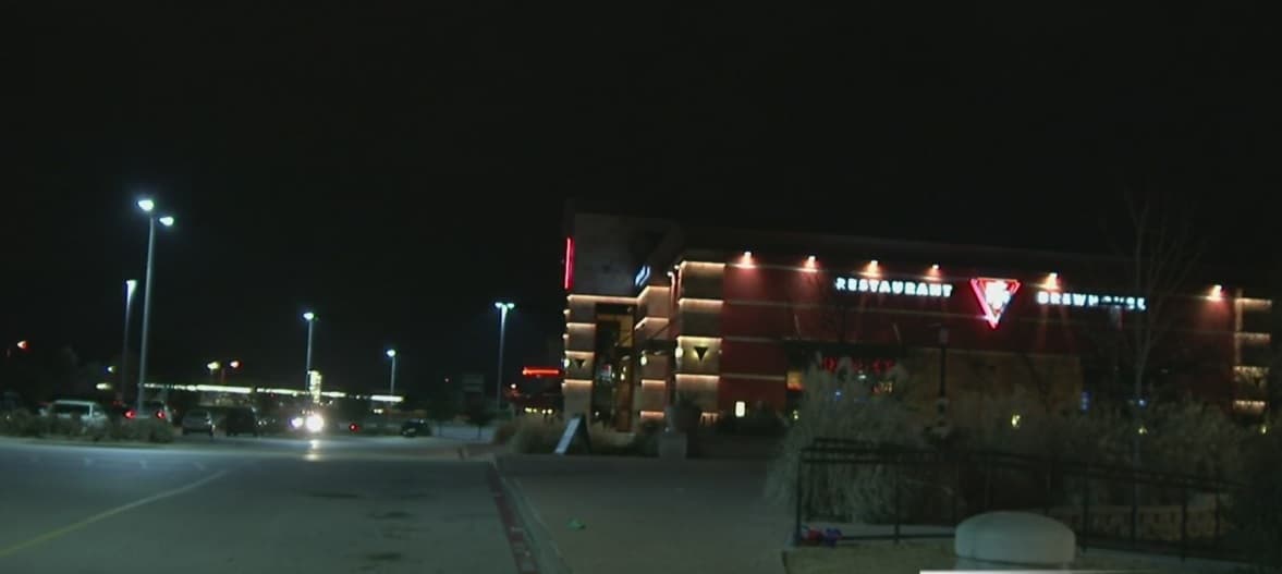 Peleas entre más de 100 adolescentes ocasionan el cierre de un centro comercial en el norte de Texas 