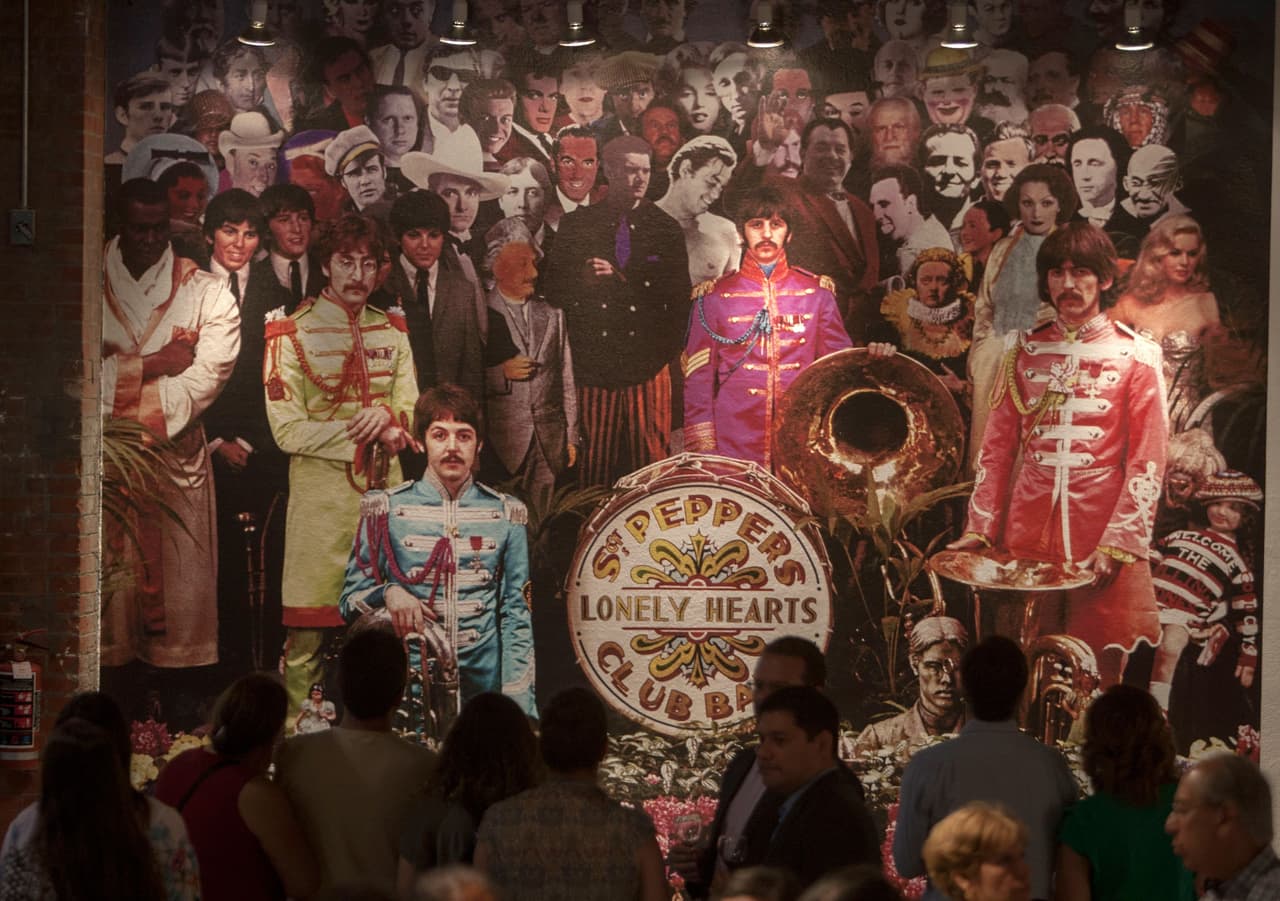 Pero para otras personas, el look de Julián Gil estuvo inspirado en una de las chaquetas que usaron Los Beatles en la famosa portada de su disco 'Sgt. Pepper's Lonely Hearts Club Band', que dieron a conocer en mayo de 1967.