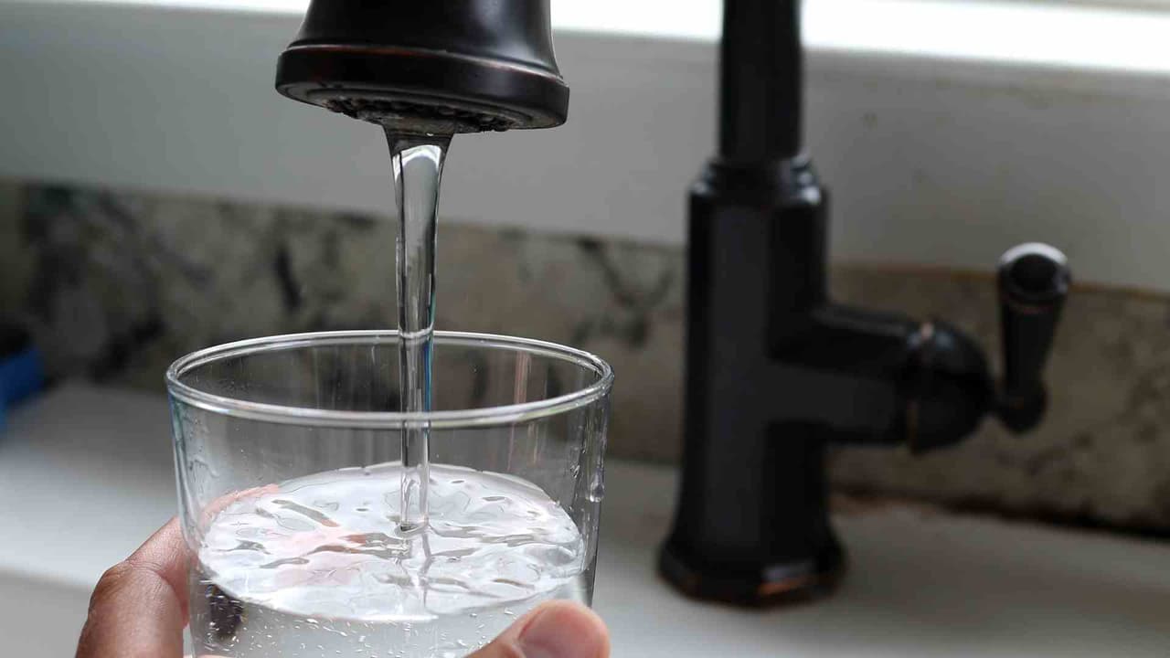 Moción para tratar agua contaminada en Watts: las noticias más importantes del día en dos minutos