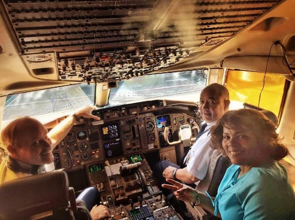 Doña Divina se coló hasta la cabina del avión y hasta conversó con los pilotos.