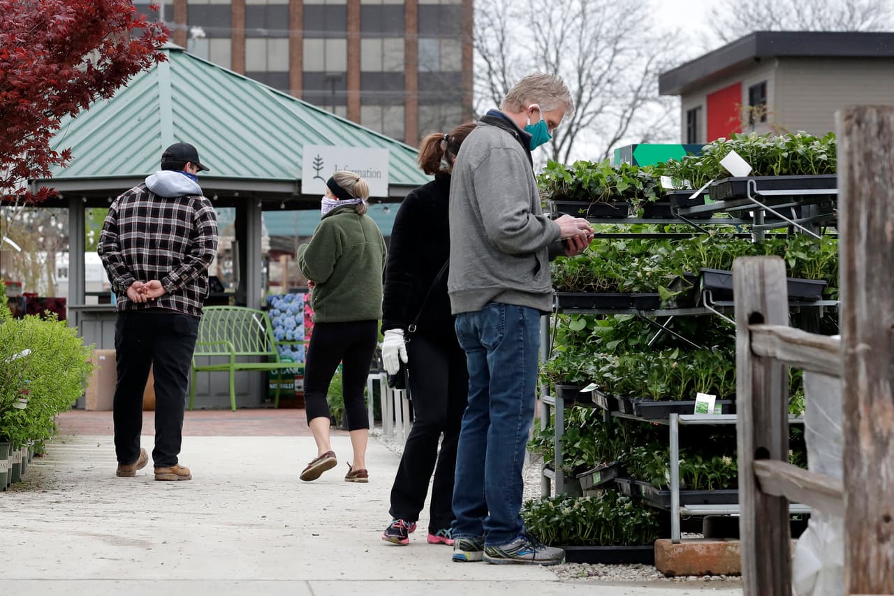 En Illinois, el gobernador JB Pritzker, demócrata, extendió la cuarentena fines de mayo, pero redujo las restricciones a ciertas actividades al aire libre a partir del 1 de mayo. También ordenó el uso obligatorio de mascarillas en público. En la fotografía, los clientes de una tienda abierta de jardinería en Des Plaines el 30 de abril.
