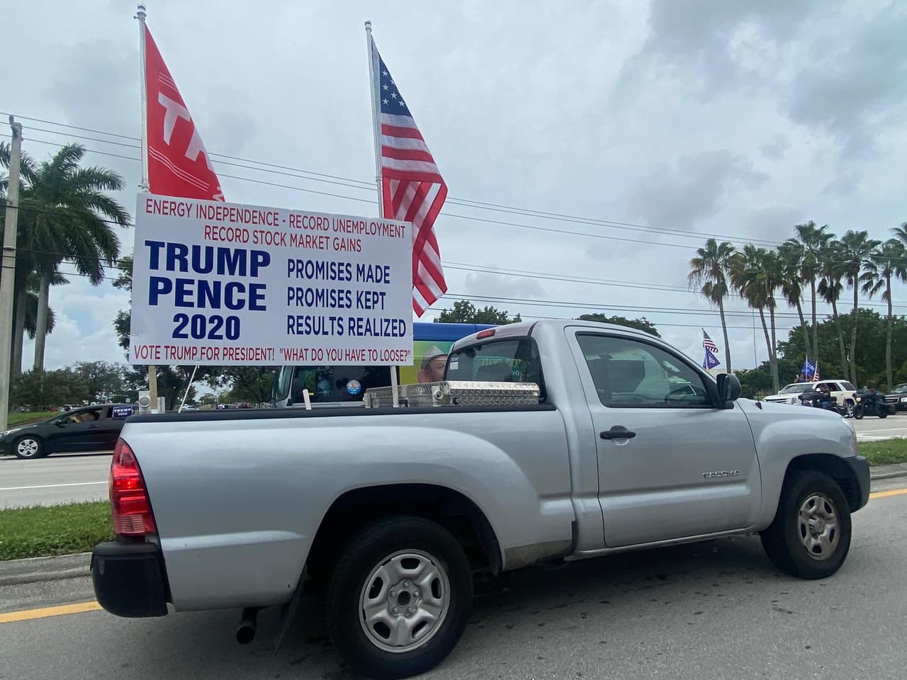 Los manifestantes se reunieron en la ciudad de Doral con banderas y carteles en apoyo al candidato republicano. 
<br>