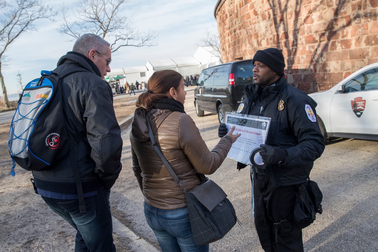 Algunos turistas se encontraron con la noticia del cierre de la Estatua de la Libertad y Ellis Island "hasta nuevo aviso".