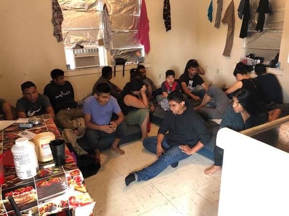 La Patrulla Fronteriza encontró a 162 inmigrantes en un solo día en varias viviendas de Texas 