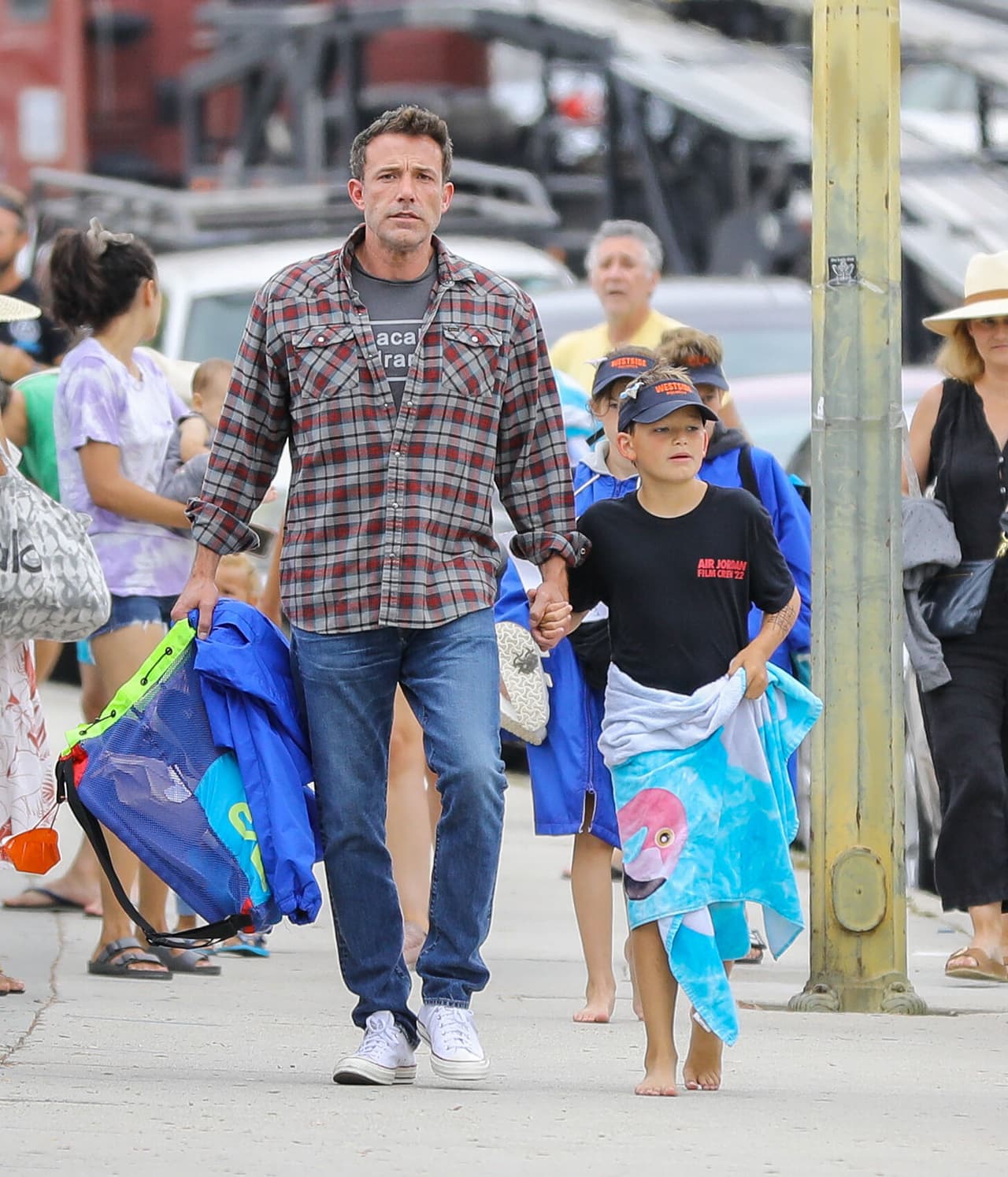 Al parecer, el menor fue el único de los tres hijos del actor que no lo acompañó en su viaje con JLo en París, pues no se le vio en las fotos que los paparazzi captaron por aquellas tierras. 
<br>