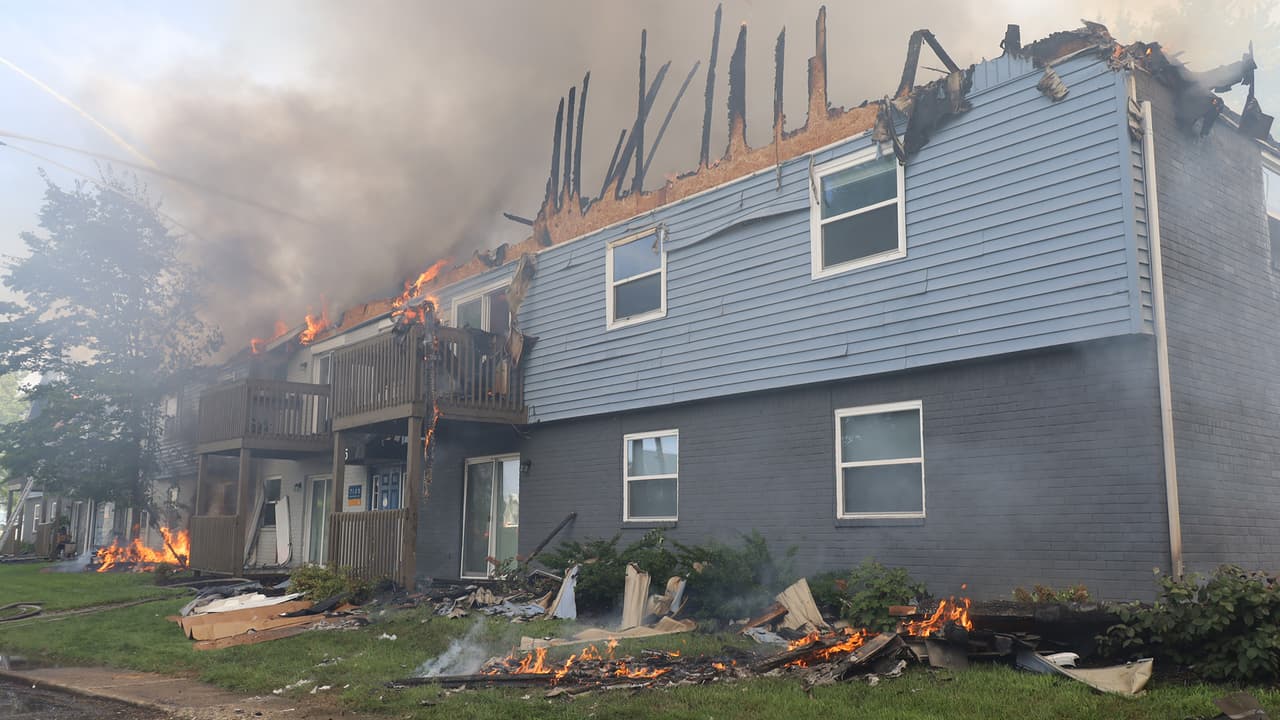 Las autoridades reportaron que el incendio dejó al menos 10 personas desplazadas, sin que hubiera personas heridas.