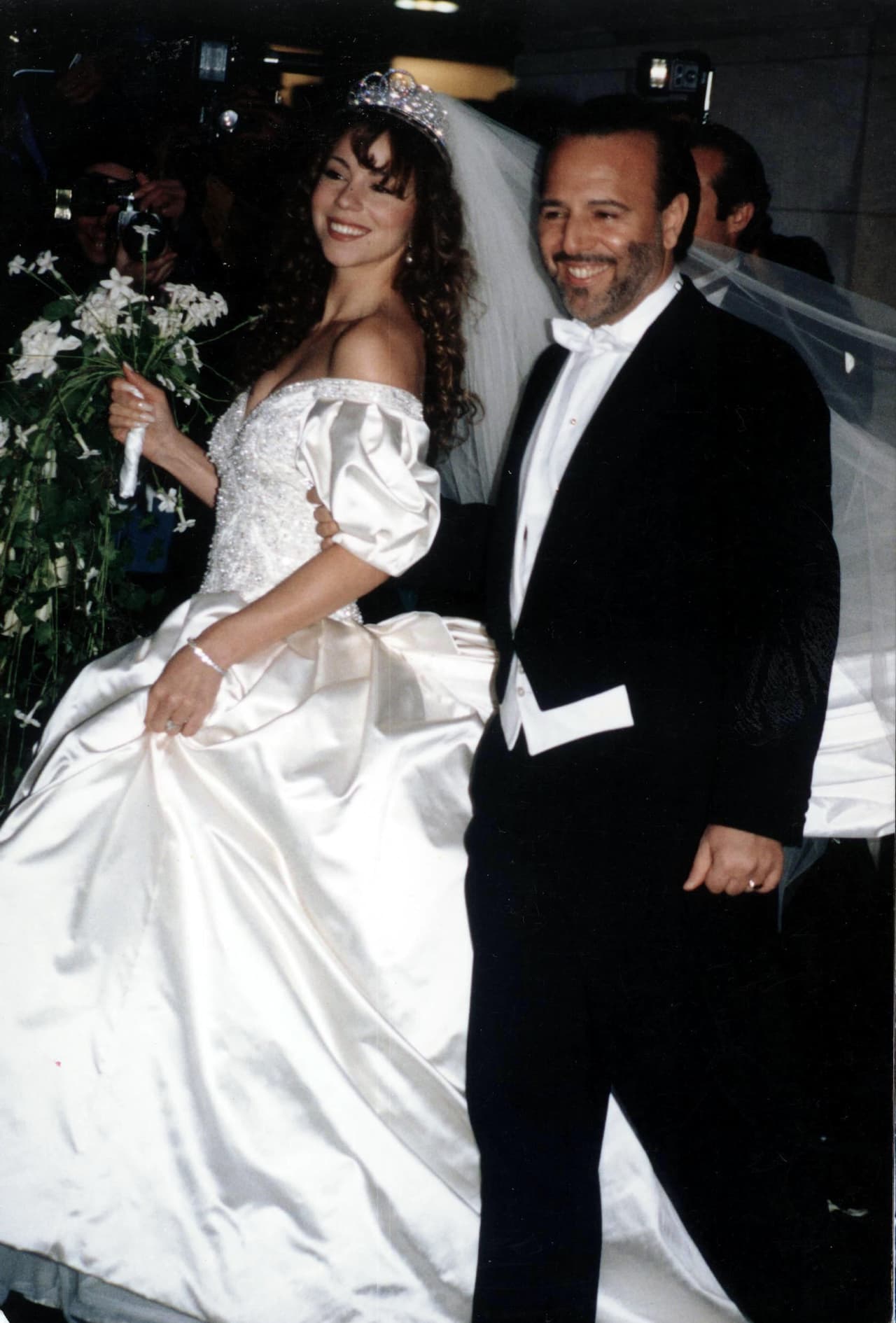 Carey y Mottola se conocieron en 1988 y 
<b>se casaron en 1993 cuando ella tenía 23 y él 43</b>. Se separaron en 1997 y un año más tarde quedaron oficialmente divorciados.
<br>