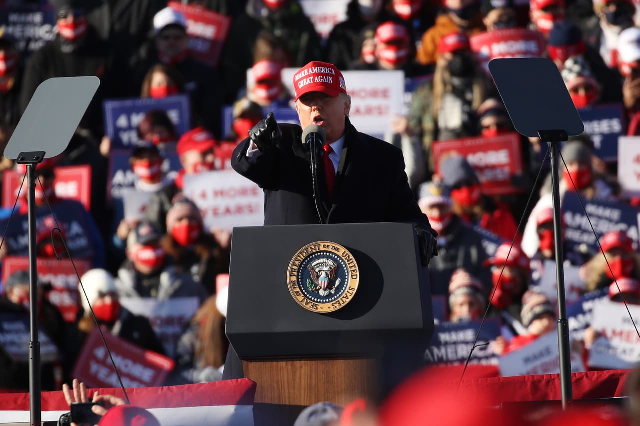 El presidente Donald Trump habla durante un mitin en Pennsylvania,
<b>un crucial estado durante esta campaña histórica.</b>
<br>
<br>
<b>Casi 98 millones de personas han ejercido su derecho a votar de forma anticipada en Estados Unidos</b>, de acuerdo con
<a href="https://electproject.github.io/Early-Vote-2020G/index.html?dljhdddffjfjflllooogghghggreerjrrrrrrrrr" target="_blank">datos del Proyecto Electoral de la Universidad de Florida</a> hasta la noche de este lunes, una cifra que equivale al 71% de la participación total del 2016 y que presagia según expertos una participación récord.