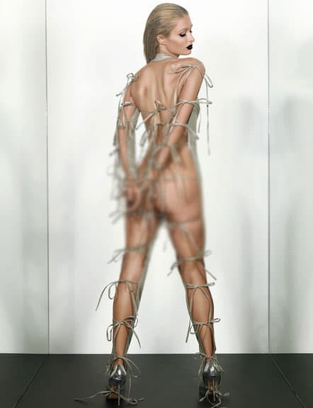 ¡Que por atrás no tiene nada! Y simplemente, está atado con moñitos.