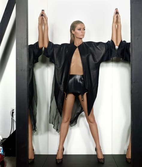 En otra imagen, está topless cubierta por un abrigo.